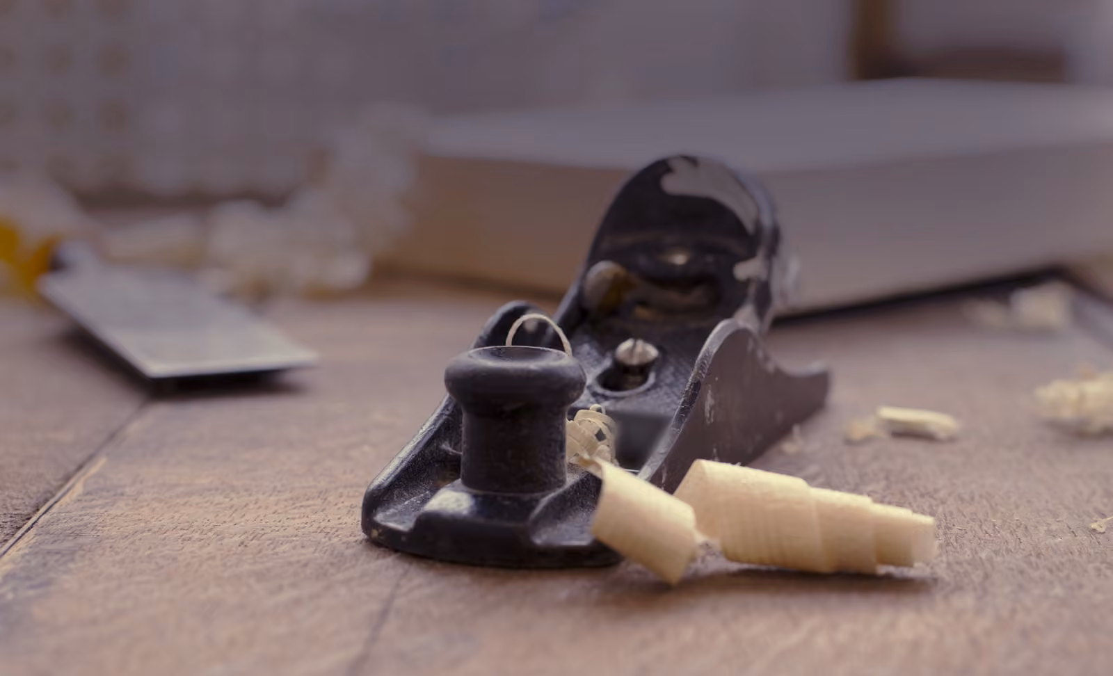 Kleiner Hobel mit frischen Hobelspänen auf einem Holztisch